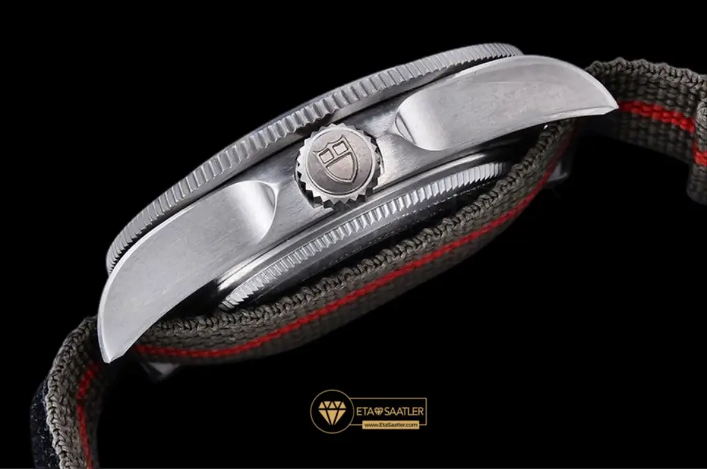 tudor-pelagos-fxd-titanyum-kasa-kırmızı-şeritli-yeşil-kumaş-kordon-super-clone-eta-011